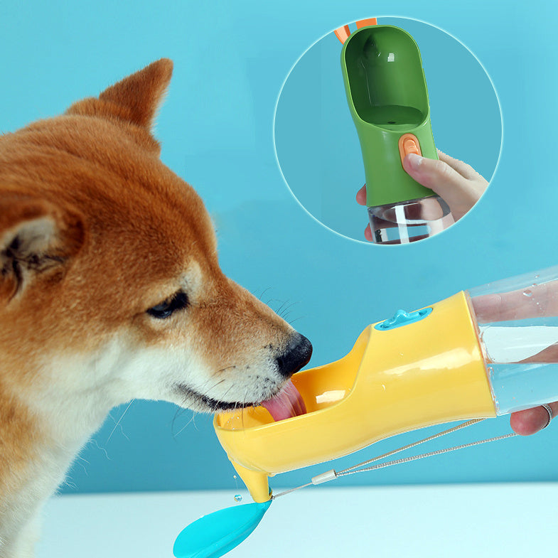 Tragbare Trinkflasche mit integriertem Napf für Hunde